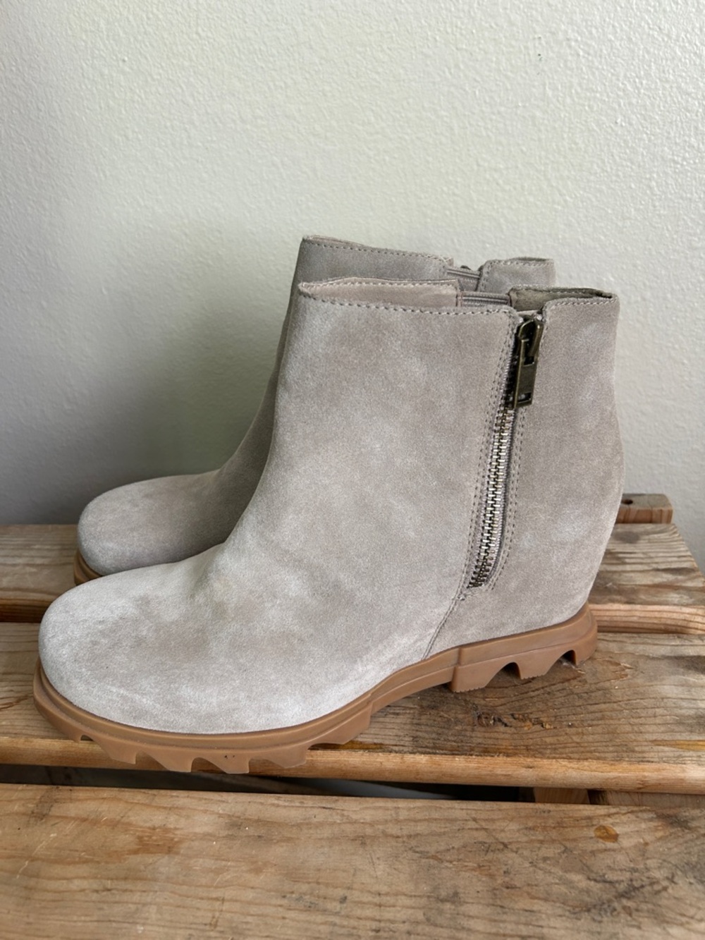 Sorel Joan of Arctic III Wedge Chelsea Boot Taupe Waterproof Suede Size 10